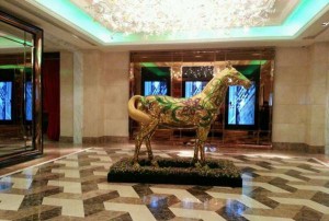 上海生意火爆的夜场招聘包厢气氛组,(好上班的不挑人)