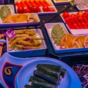 上海静安区南京西路街道附近酒吧招聘酒水促销员,交五险一金吗？