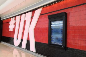 上海嘉定区南翔镇附近ktv招聘酒水促销员,有没有年龄限制_