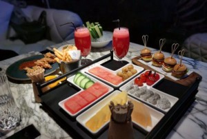 举牌招聘文案（创意互动招聘海报：让才华与机遇碰撞的创意舞台）