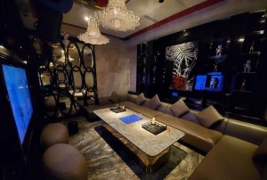 招聘酒吧美女文案短句（招募酒吧魅力女性宣传短句）