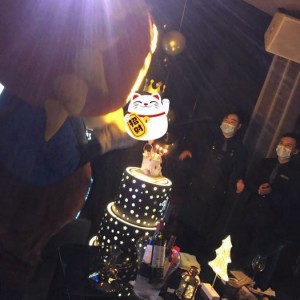 搞笑美发助理招聘文案（寻找幽默创意美发师加入我们的团队！）