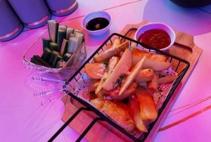 上海豪华的酒吧招聘包厢管家,小费能给多少_